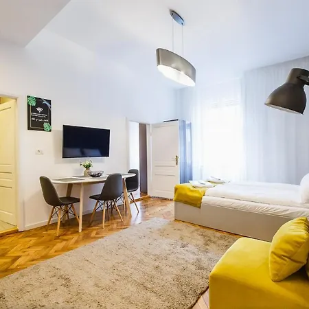 Eat It Cozy Downtown Apartments Oradea Exterior photo
